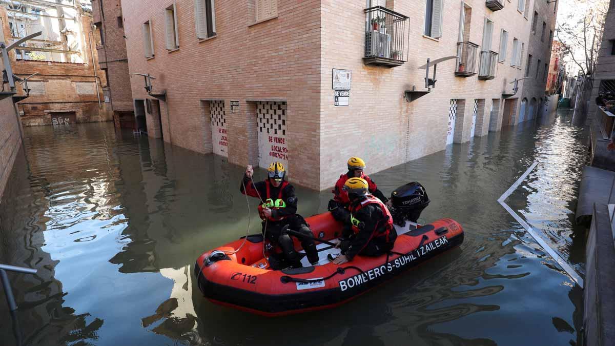 El Ebro inunda el casco antiguo de Tudela