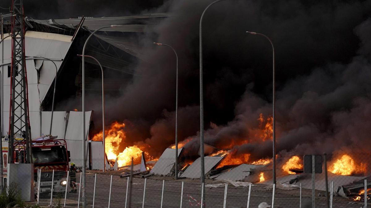 Gran nube de humo por un incendio en una nave industrial de Seseña, en Toledo