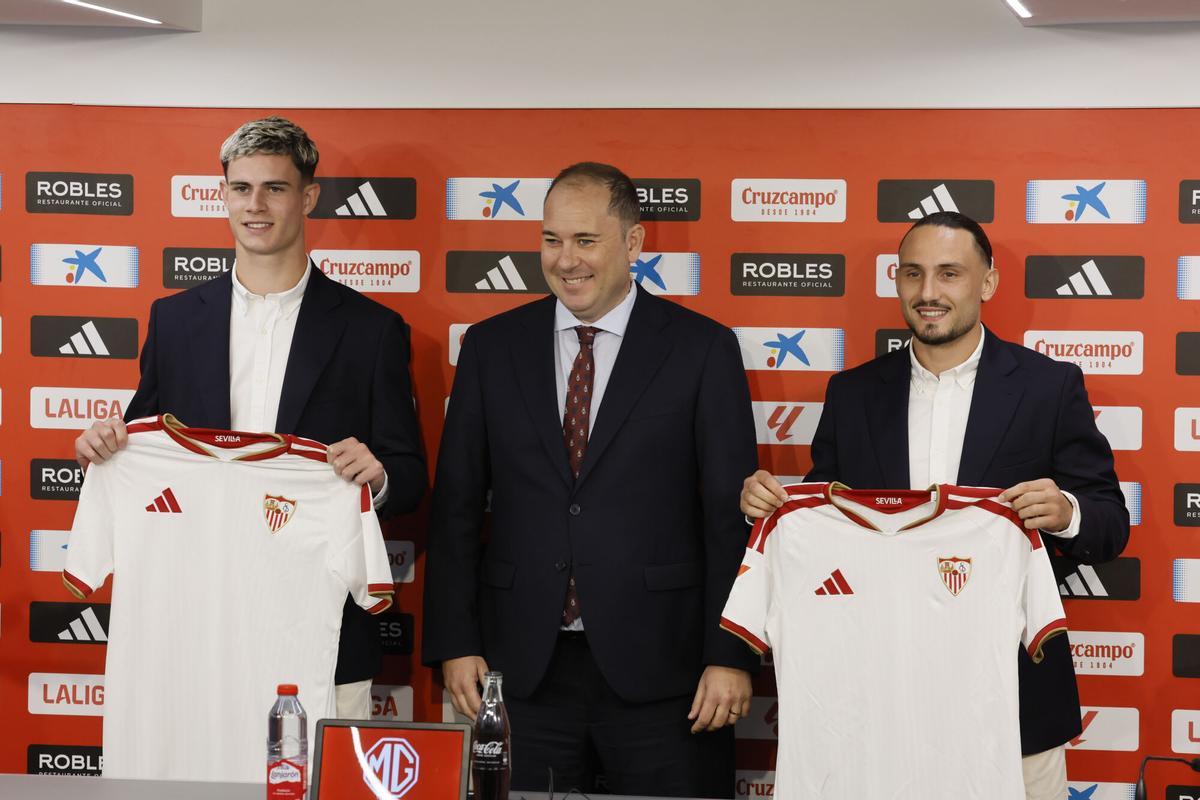 SEVILLA, 25/08/2026.- El delantero escocés Robbie Ure (i), durante su presentación junto al centrocampista georgiano Giorgi Kochorashvili (d), como los dos últimos fichajes del Sevilla, este martes en el estadio Ramón Sánchez-Pizjuán. EFE/ Jose Manuel Vidal