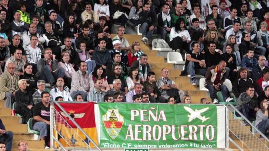 Imagen del partido Elche-Villarreal B donde los seguidores ilicitanos se volcaron con el equipo. El consejo espera que la respuesta de la afición sea ahora la misma.