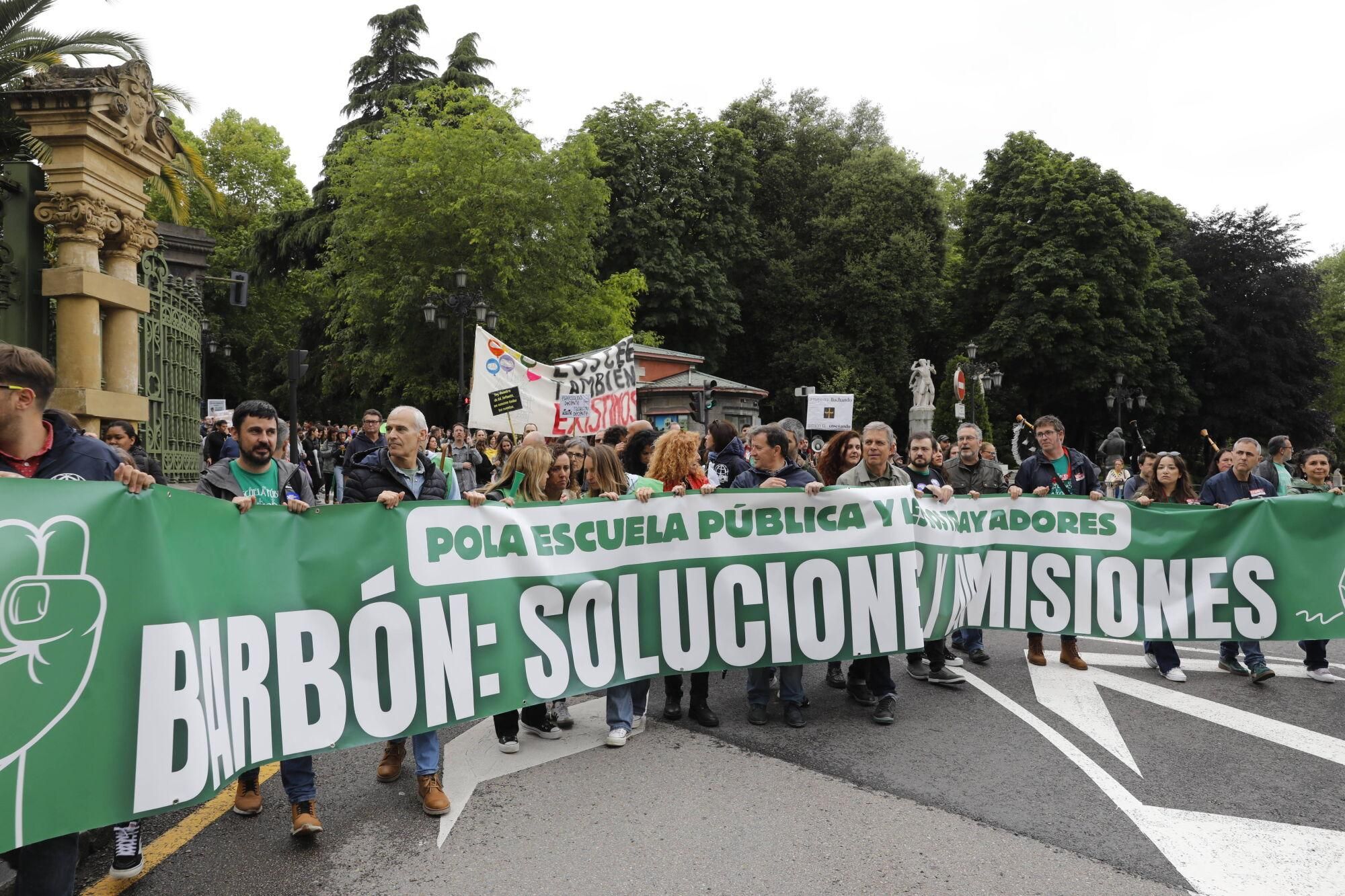 EN IMÁGENES: Nueva manifestación masiva de los docentes, que acabó en la Junta General 