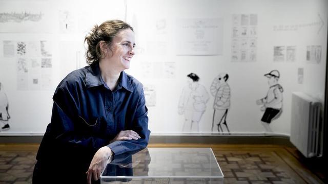 La autora, Clara Nubiola, ante sus obras en la Casa Elizalde.