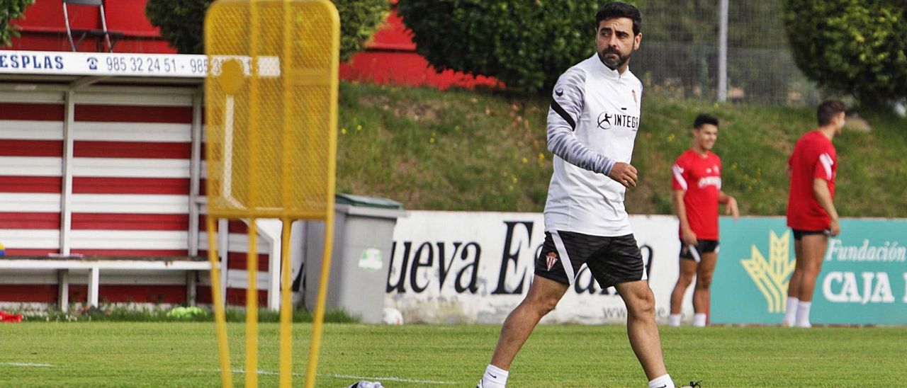 David Gallego, durante un entrenamiento en la Escuela de Fútbol de Mareo. | Juan Plaza