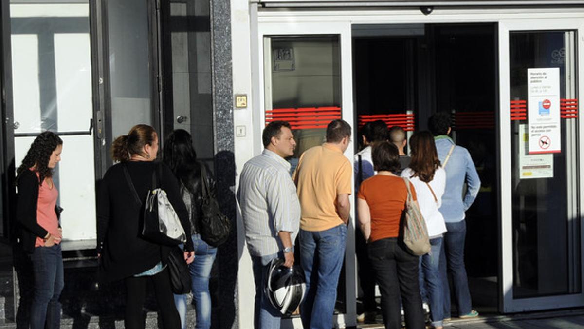 Cola del paro en una oficina de empleo de Madrid.