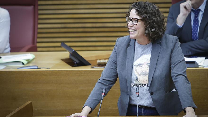 La diputada Gascó canta Malaguenya de Barxeta en las Corts