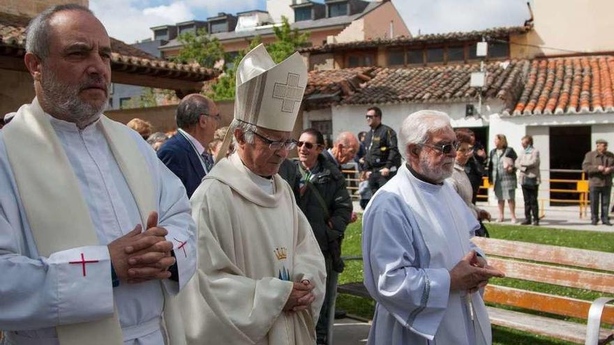 El obispo Gregorio Martínez Sacristán, en el centro, en la procesión de la Virgen de la Guía.