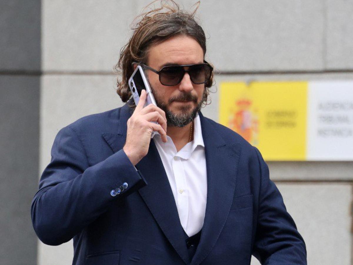 Francisco de Borbón, acompañado de su abogada, abandona la Audiencia Nacional, a 04 de febrero de 2026, en Madrid (España).