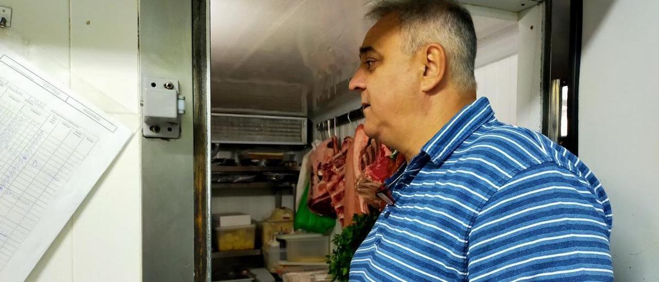 Antonio Domínguez, hostelero de Plasencia, ante la cámara que más luz consume en su restaurante.