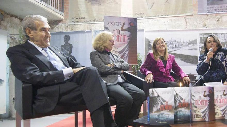 Fernando Suárez, Ymelda Navajo, María Teresa Álvarez y Carmen Dintén, ayer, durante la presentación de &quot;La hija de la indiana&quot;.