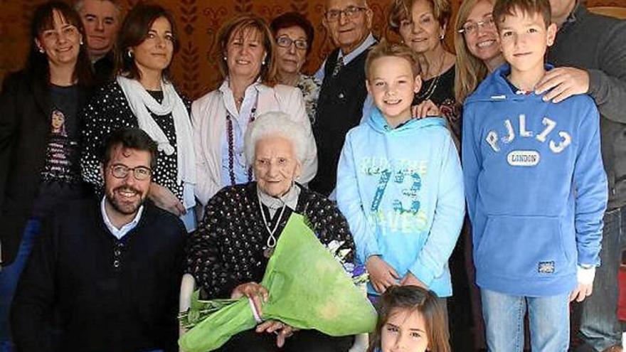 L&#039;àvia centenària envoltada de familiars i els representants institucionals