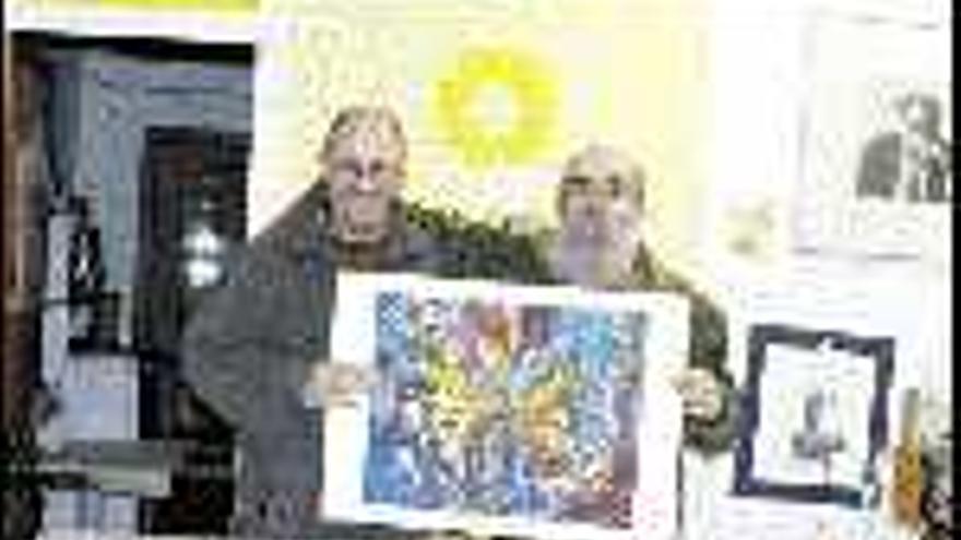 José Franco (izqda.)y Nelson Villalobos, con una serigrafía de la serie &quot;El enlazador del mundo&quot;.