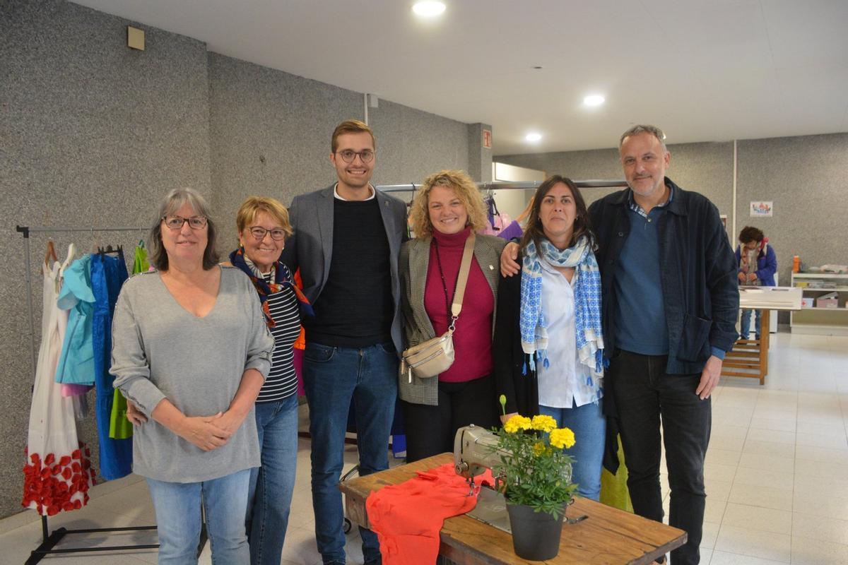Les cosidores del Ball Pla amb l’alcalde d’Olot, Agustí Arbós, durant la inauguració del nou local de Sant Miquel.