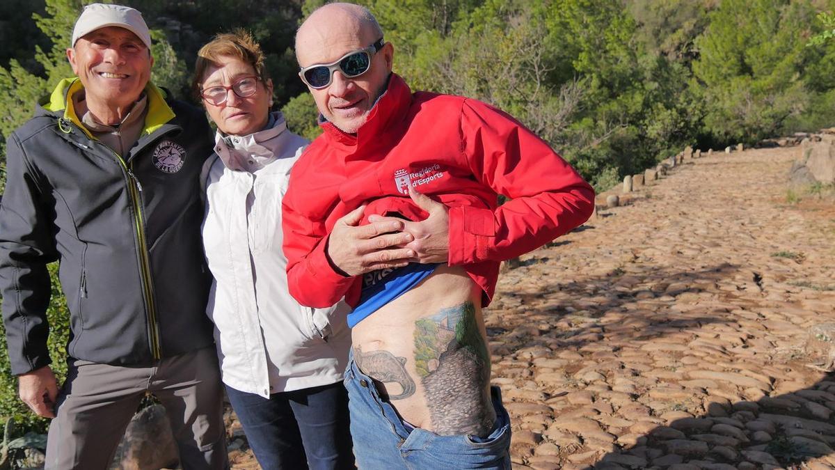Fernando y Tere, junto al amigo que se ha tatuado la Pujada dels Claus en homenaje a ellos.