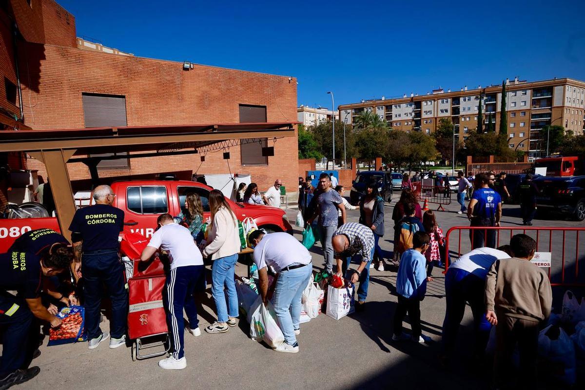 Decenas de cordobeses se han acercado al parque central de bomberos para aportar su granito de arena.
