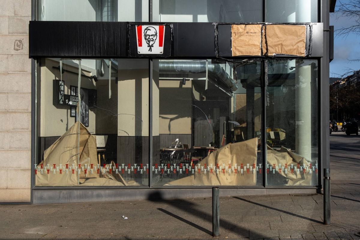 El pollastre fantasma de Lesseps s’enquista: el local de menjar ràpid que continua sense obrir tres anys després