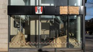 El pollastre fantasma de Lesseps s’enquista: el local de menjar ràpid que continua sense obrir tres anys després