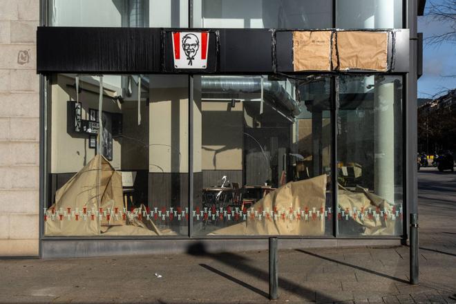 El pollastre fantasma de Lesseps s’enquista: el local de menjar ràpid que continua sense obrir tres anys després