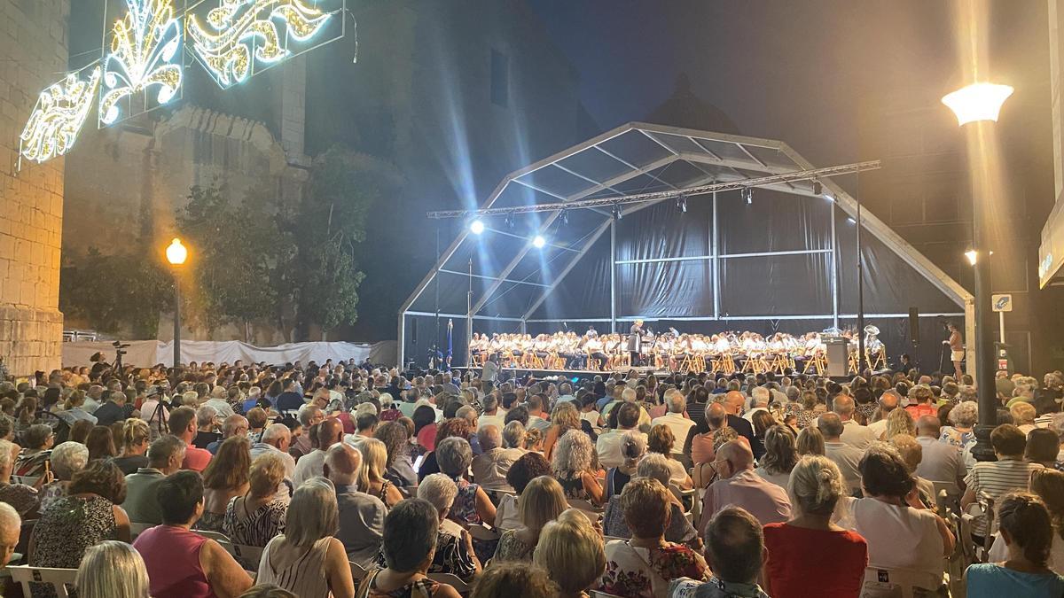 Cientos de personas se reunieron para disfrutar de la serenata a cargo de la asociación Ciutat de Benicarló.