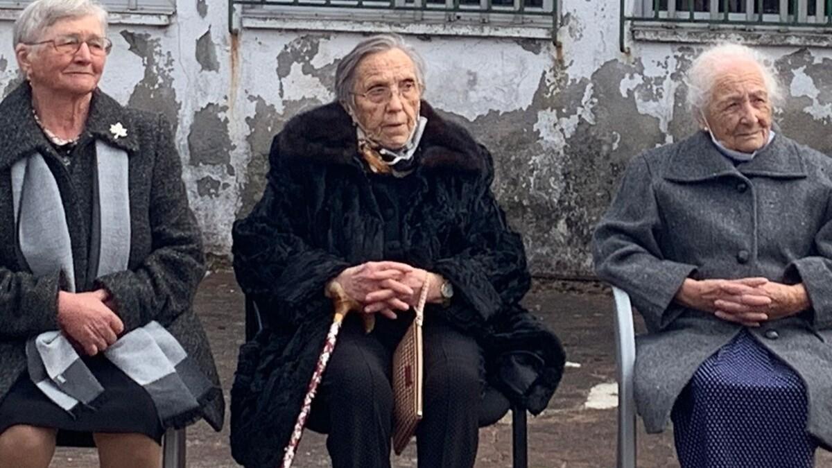 Aurora Nouche Patiño (centro), durante el acto homenaje en 2022 por parte del Concello de Oroso