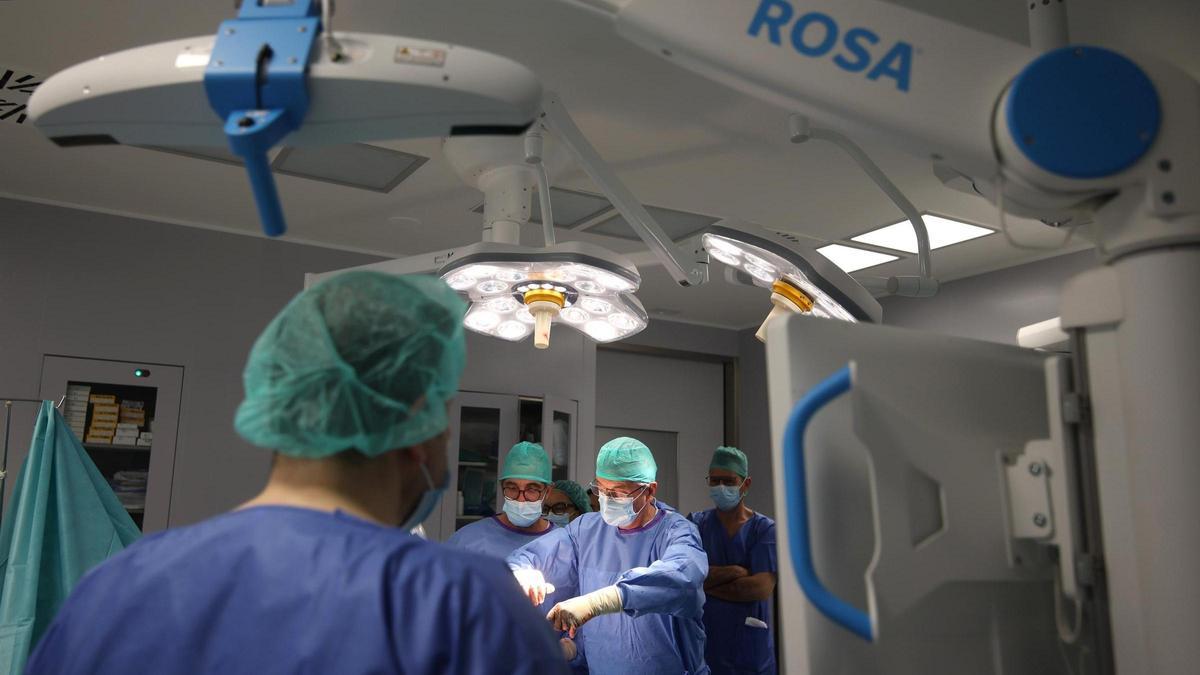El robot ROSA revoluciona las operaciones de rodilla y cadera en el hospital Quirónsalud Córdoba: "No sustituye al especialista, lo amplifica".