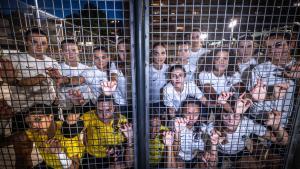 Las jugadoras del primer equipo de Les Corts UBAE, en una pista descubierta y de cemento donde se entrena para el debut en la primera división de fútbol sala.