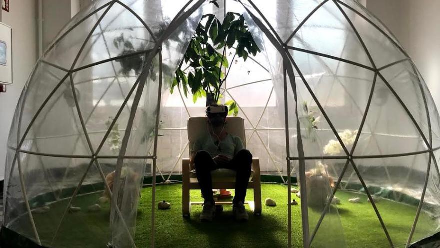 Una chico durante la  terapia de meditacion de 360º