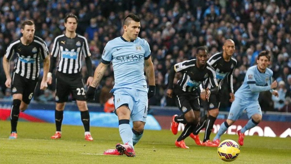 Agüero lanza el penalti con el que el Manchester City abrió la goleada al Newcastle.