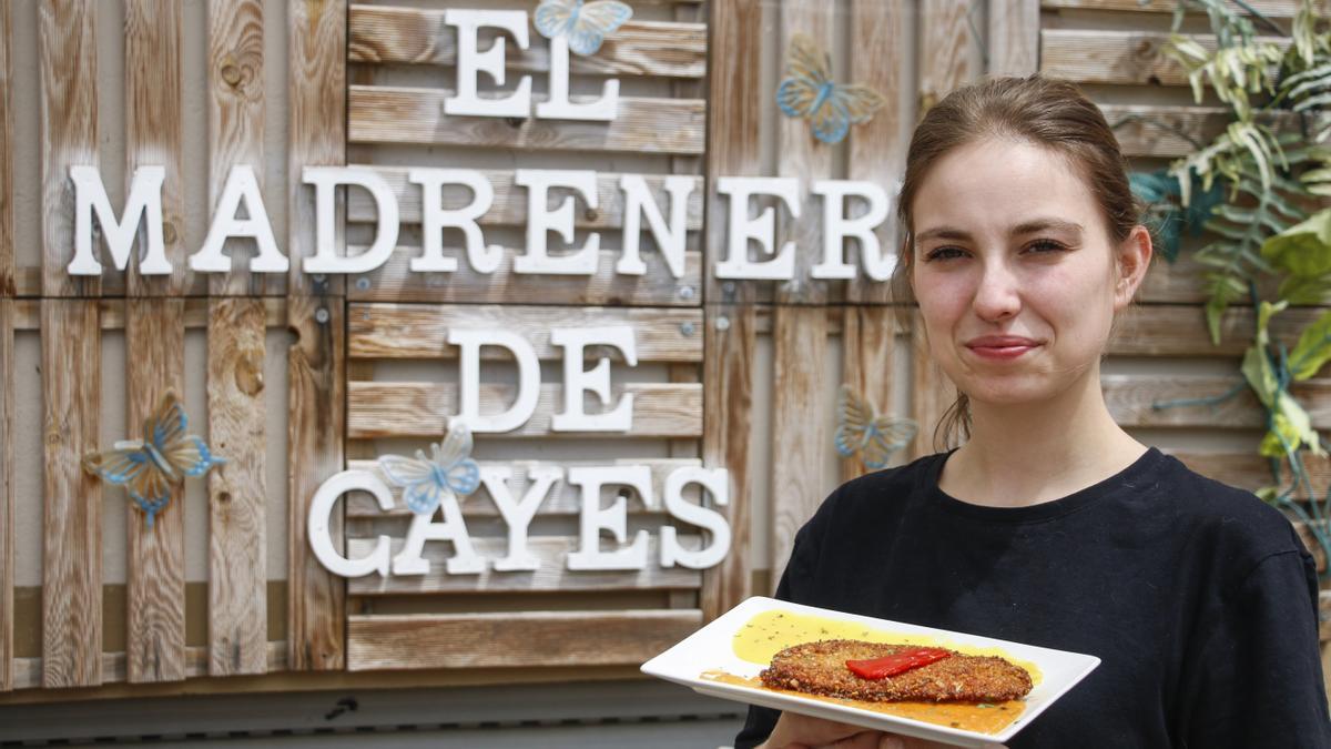 Yurema Fernández con el cachopo &quot;Berenchedar&quot;.