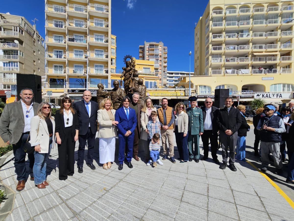Asistentes al acto en el que se ha descubierto la escultura