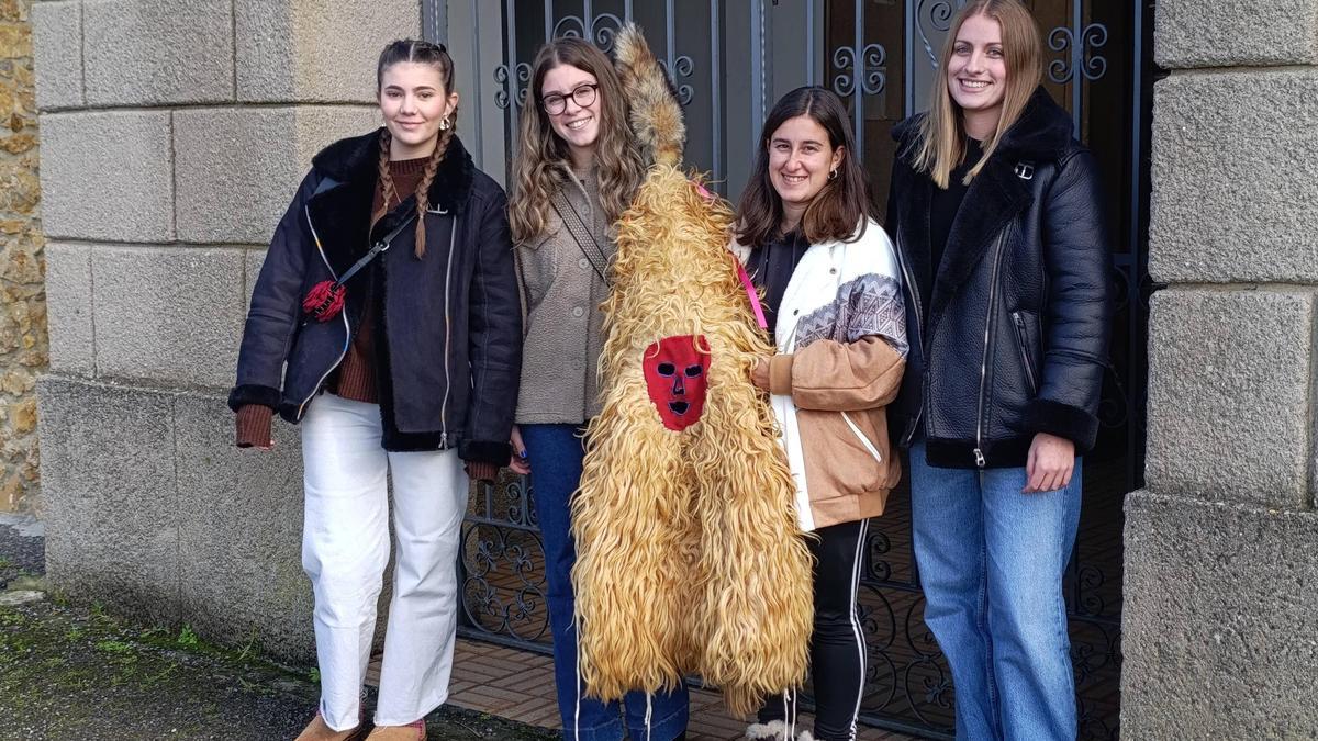 Por la izquierda, Isabel López, Olaya Bermúdez, Cristina García y Paula Moro, con la melena de sidro, en Valdesoto.