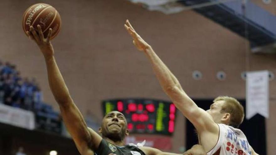 Robbie Hummel, del Obradoiro, defiende la entrada a canasta del jugador del Estudiantes Jayson Granger. // Lavandeira