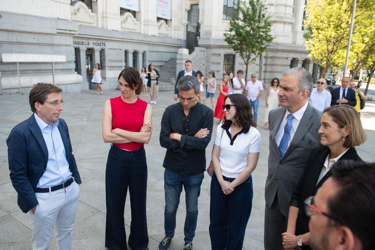 Los cabezas de partido en el Ayuntamiento de Madrid conversan tras el minuto de silencio por Venezuela.