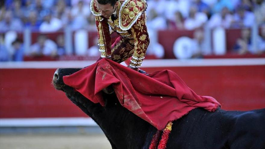 Faenón de Perera y cornada a Ferrera