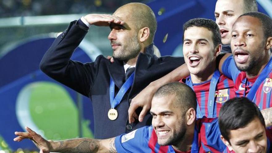 Guardiola celebra el triunfo junto a sus jugadores.