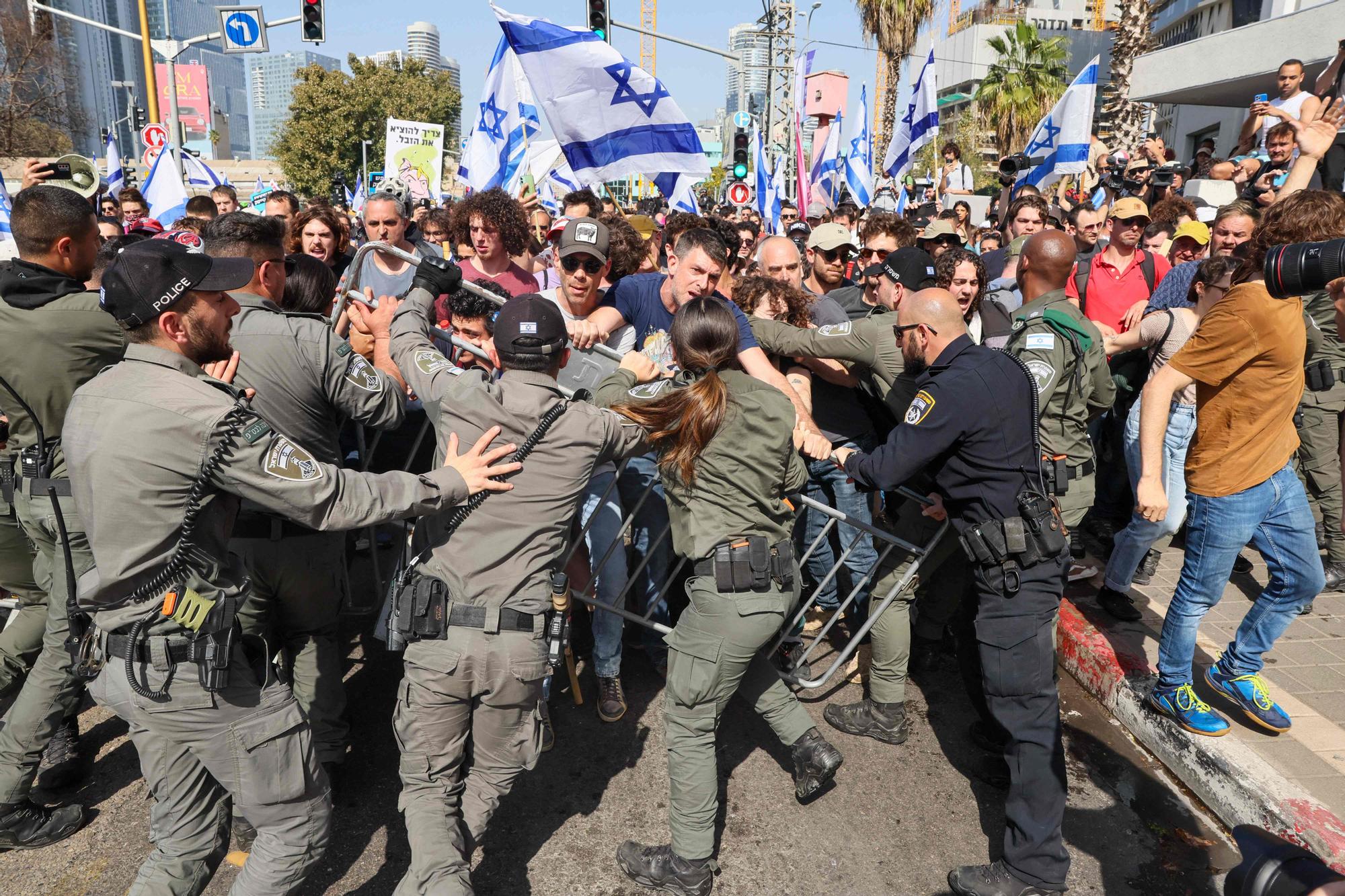 Manifestantes se enfrentan a la policía durante la protesta contra la reforma judicial del Gobierno israelí, este miércoles en Tel Aviv.