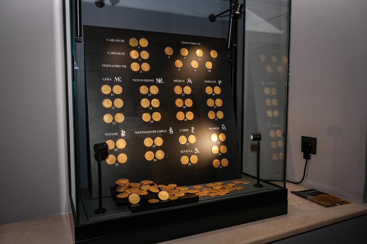 El Tesoro de Villanueva en la vitrina en la que se exponía en el Museo Aruqeológico de Badajoz.