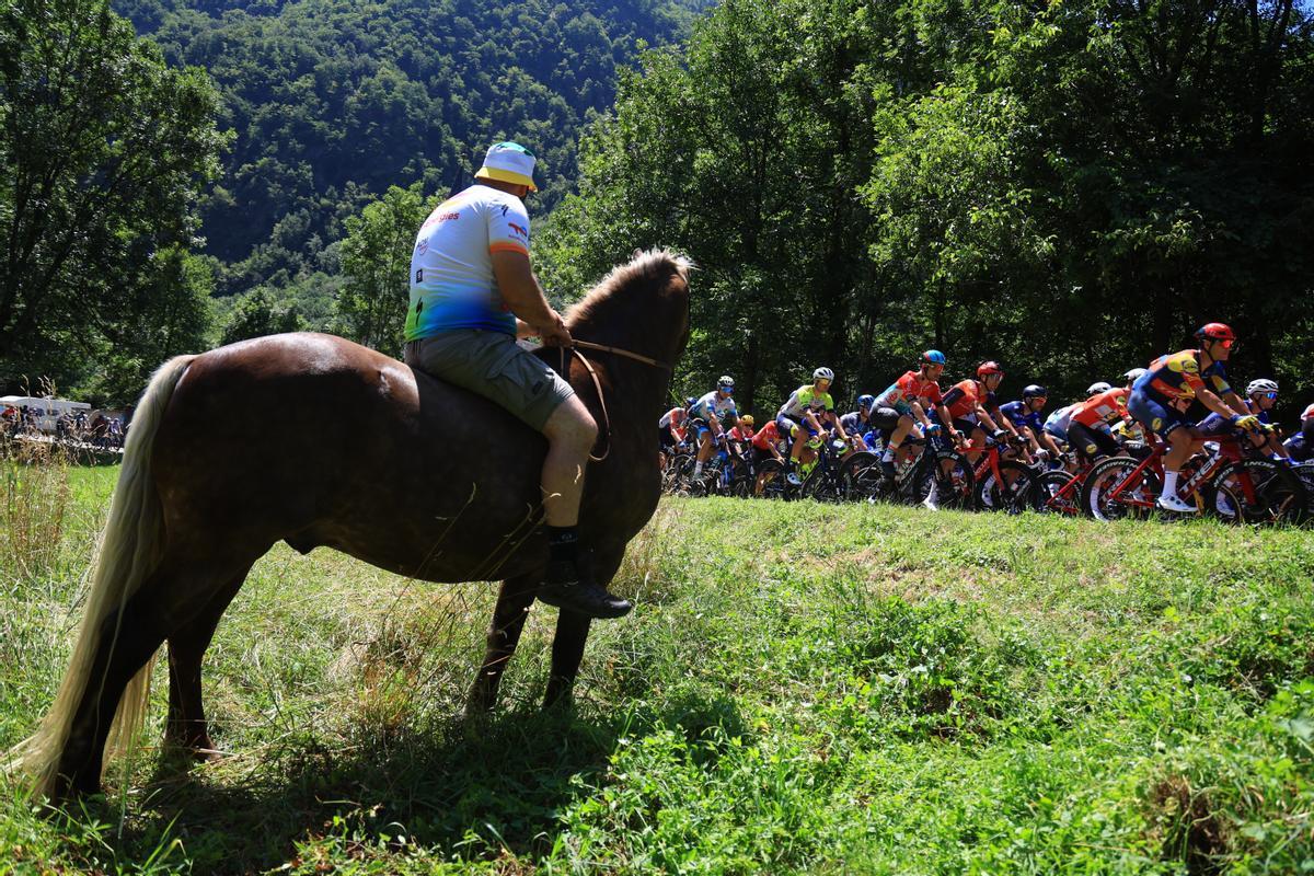 Moutiers (France), 20/07/2023.- A horseman looks at the peloton during the 18th stage of the Tour de France 2023, a 185kms race from Moutiers to Bourg-en-Bresse, France, 20 July 2023. (Ciclismo, Francia) EFE/EPA/MARTIN DIVISEK