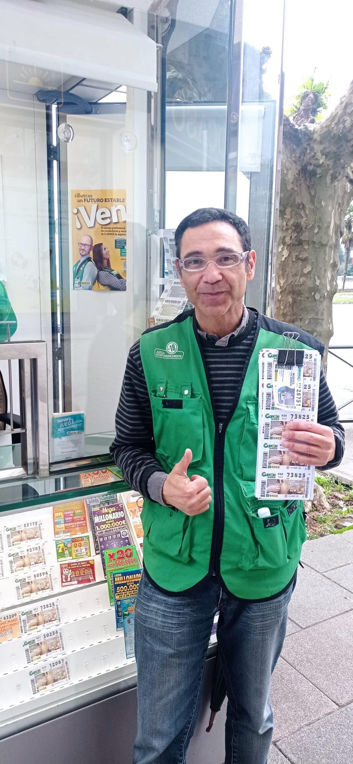 Alfonso Vázquez, vendedor de la ONCE que repartió el 'Sueldazo' en Sada.
