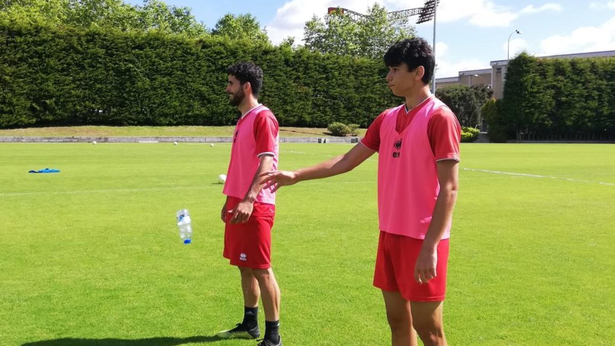 Manu Rivas, en primer término, en un entrenamiento del Compostela.