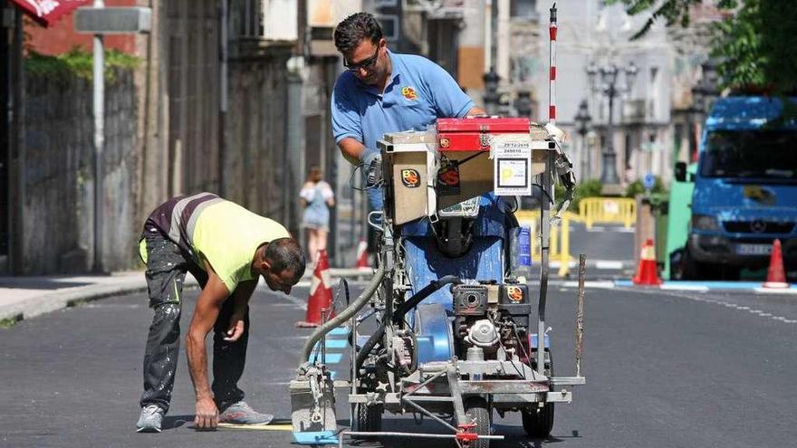 Operarios pintando la zona azul en Capitán Bernal el pasado mes de junio. // Bernabé/Cris M.V.