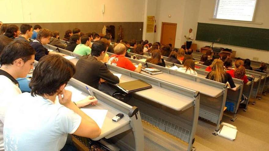 Alumnos asisten a clase en una facultad de A Coruña.