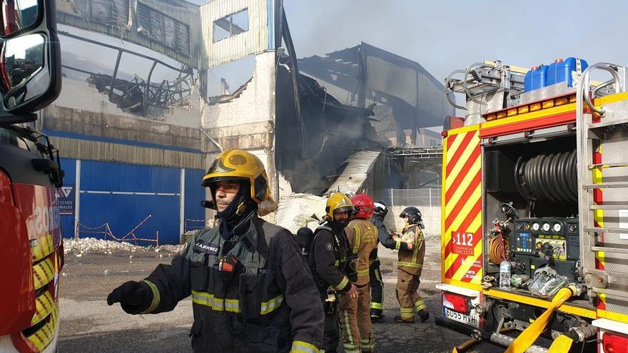 Bomberos durante los trabajos para apagar el incendio en las naves.