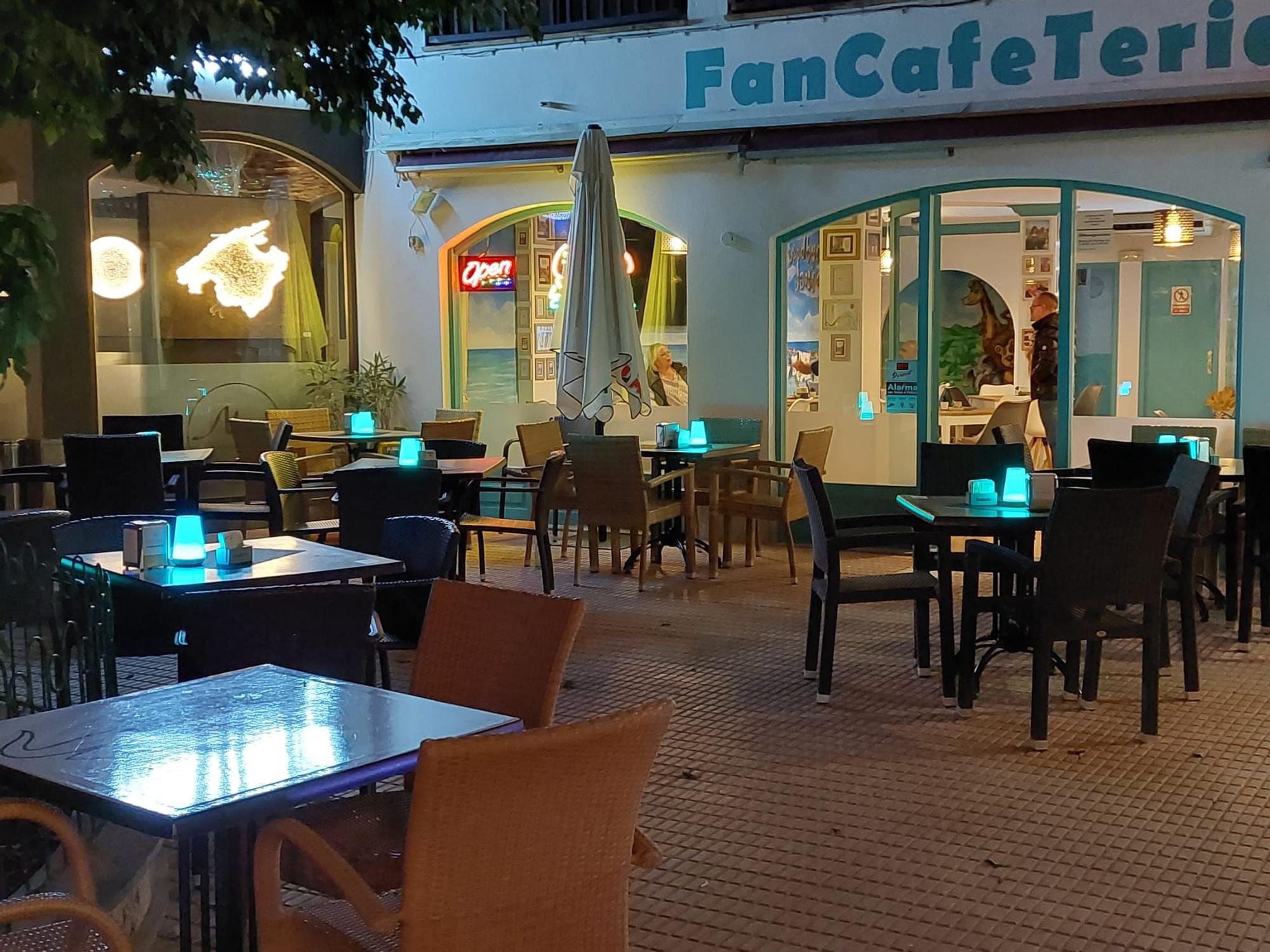 So sieht die FanCafeTeria bei Nacht aus.