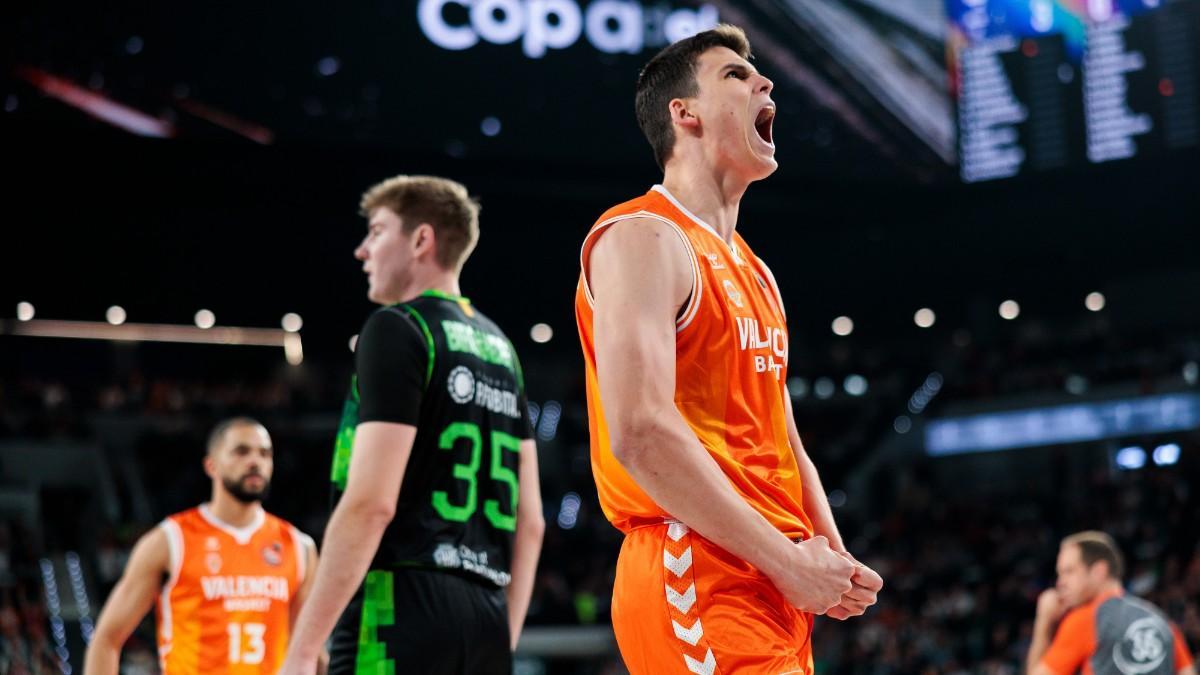 Jaime Pradilla celebra una canasta ante el Joventut