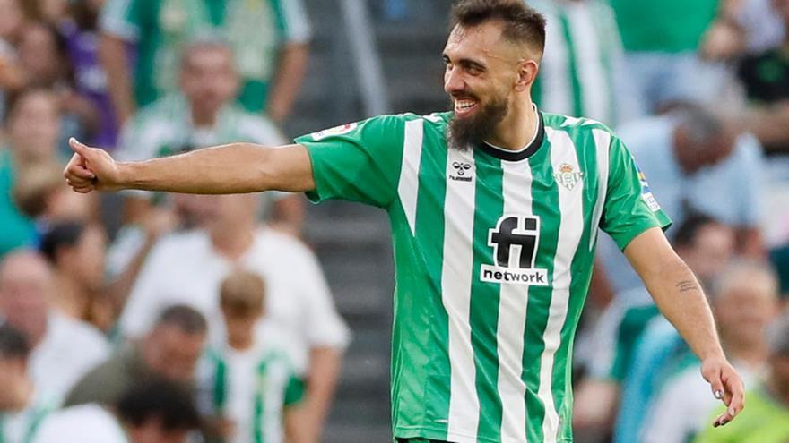 El delantero del Betis Borja Iglesias celebra el segundo gol ante el Girona. EFE / José Manuel Vidal