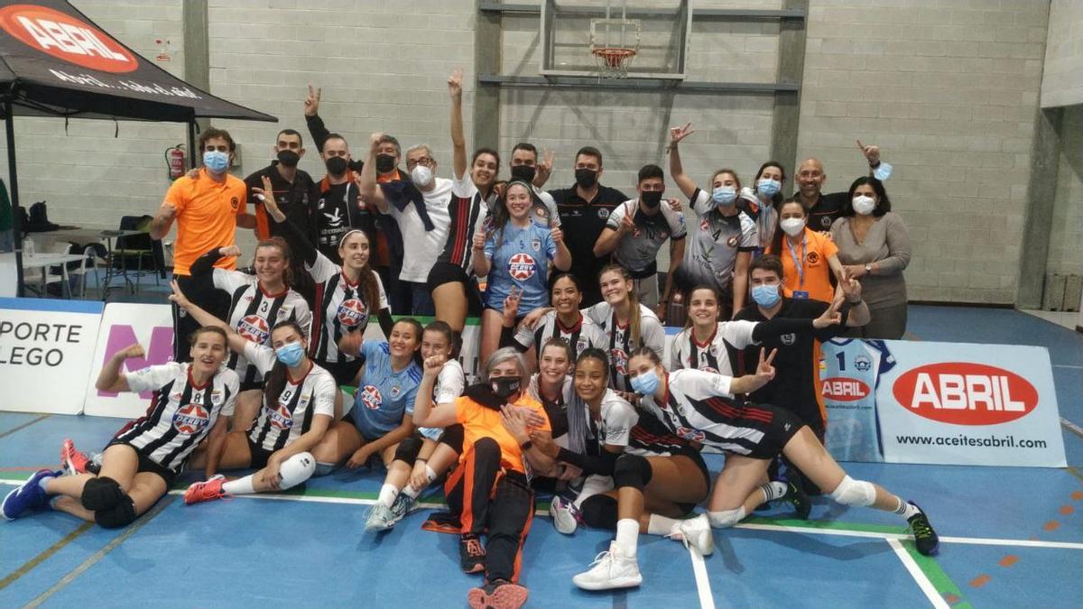 Las jugadoras del CD Badajoz Extremadura y el cuerpo técnico celebran el ascenso a Superliga Femenina 2.