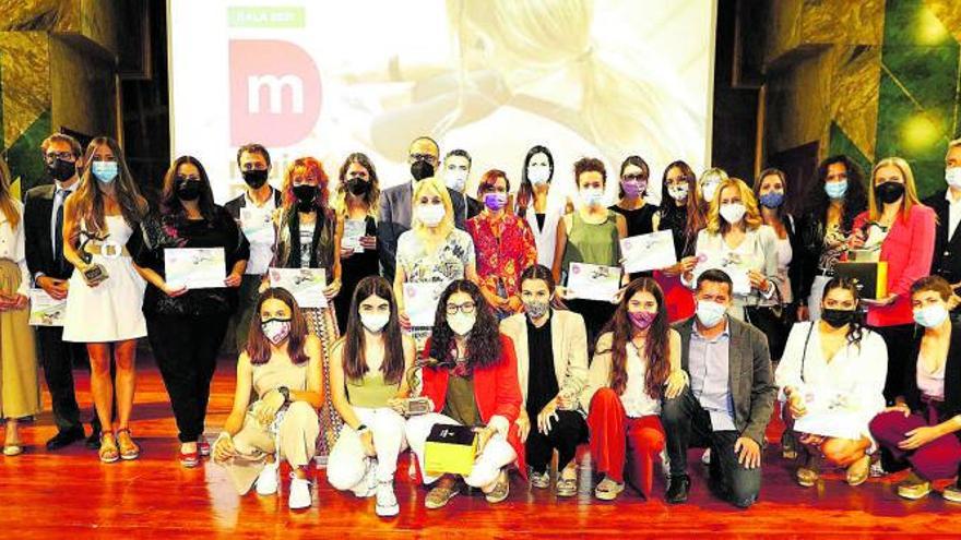 Imagen de familia de todas las premiadas, junto a las autoridades, en la última gala.