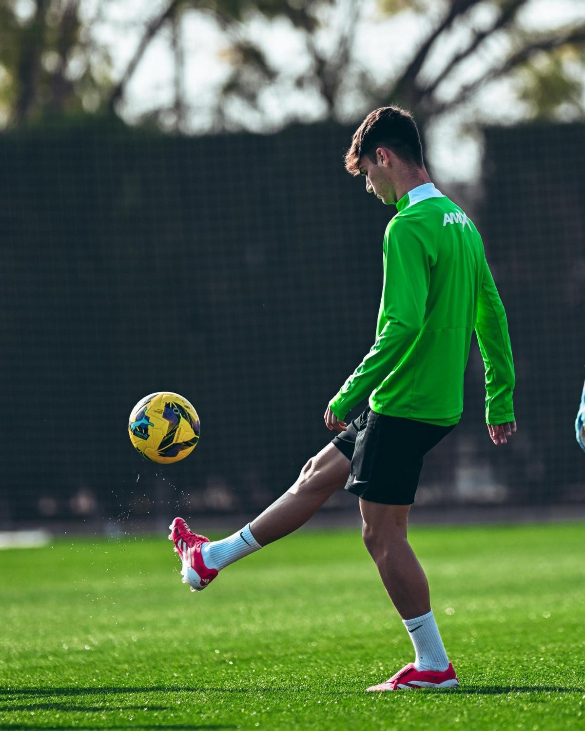 Mendoza da toques a un balón durante un entrenamiento, en el Díez Iborra.