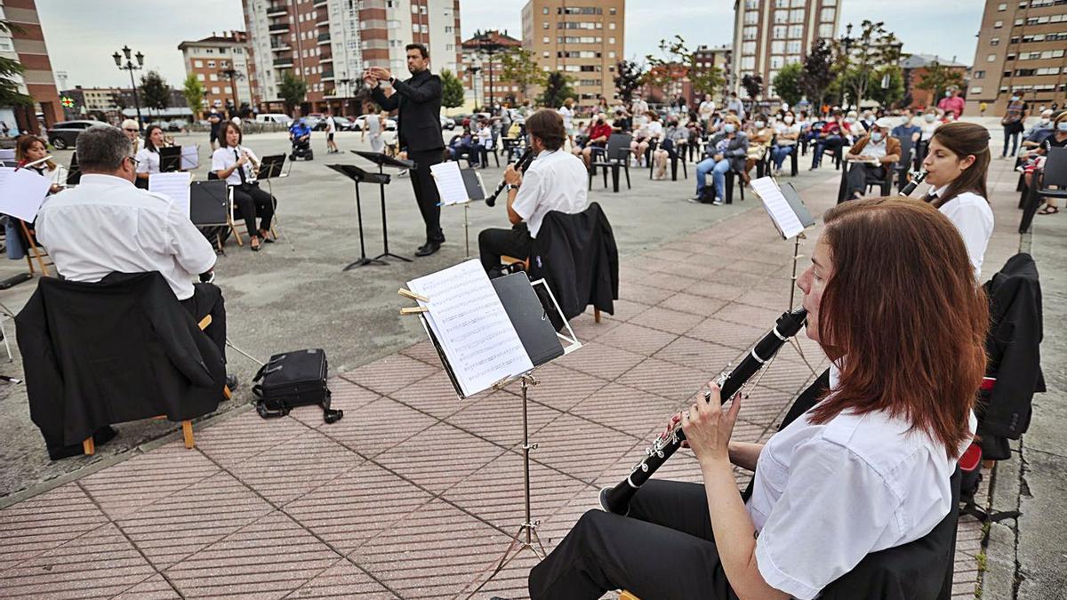 La Corredoria luce vena melómana con la Banda de Música “Ciudad de Oviedo”  | IRMA COLLÍN