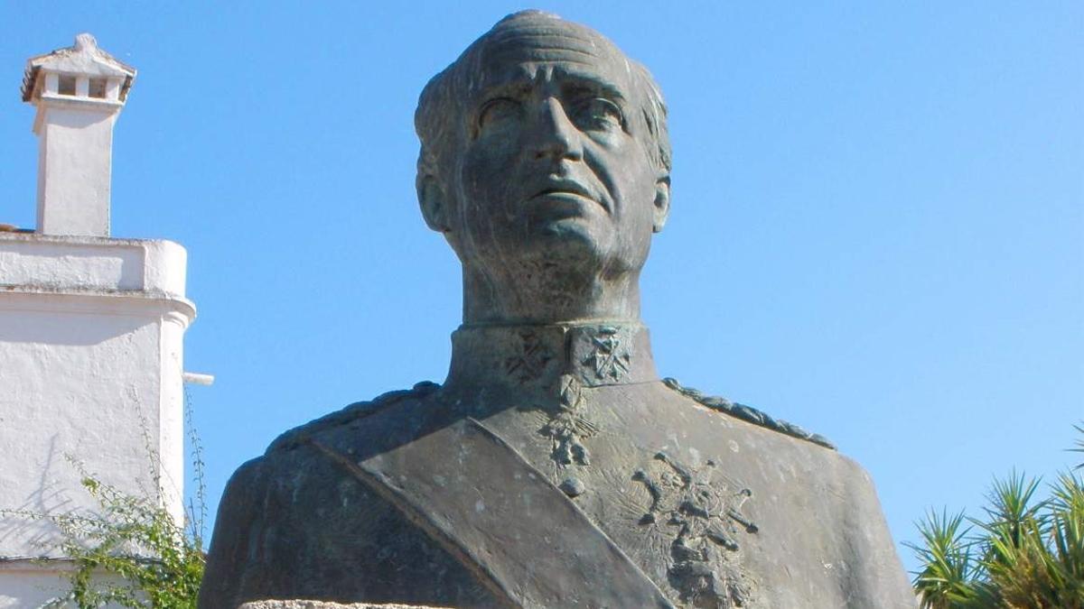 Busto del rey emérito Juan Carlos I en la plaza de los Naranjos.